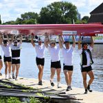 Lokomotive-Bremen-Team trägt Boot in Minden