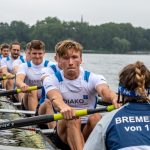 Lokomotive-Bremen-Achter, Steuerfrau von hinten, Schlagmann und weitere Mannschaft dahiner